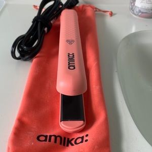 Amika hair straightener